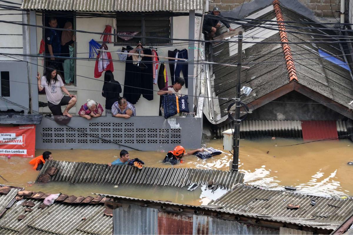 Banjir seatap rumah di Pasar Minggu