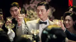 Jang Tae Sang secara alami memiliki wawasan yang tajam dan tahu bagaimana bertahan hidup di dunia dengan akses ke semua informasi yang dia butuhkan. (Foto: Netflix KR)