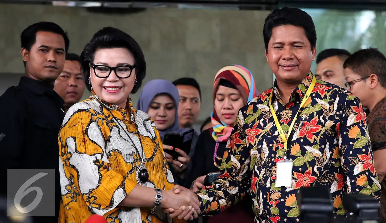 Ketua Komnas HAM Imdadun Rahmat (kanan) berjabat tangan dengan Wakil Ketua KPK Basaria Panjaitan usai melakukan pertemuan di Gedung KPK, Jakarta, Rabu (2/11).(Liputan6.com/Johan Tallo)