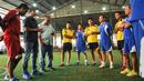 Pelatih Arema Cronus, Joko Susilo memimpin latihan perdana pasca Piala Presiden 2015 di Lapangan Futsal Champion Tidar, Malang, Kamis (22/10/2015). (Bola.com/Kevin Setiawan)