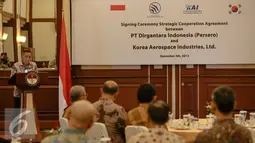 Menteri Pertahanan Ryamizard Ryacudu memberikan sambutan usai penandatanganan MoU strategic cooperation agreement di Kantor Kementerian Pertahanan, Jakarta, Jumat (4/12). (Liputan6.com/Faizal Fanani)