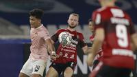 Pemain Bali United, Antonius Platje (tengah) berebut bola dengan dengan Persik Kediri Ahmad Agung Setia Budi dalam laga pembukaan BRI Liga 1 2021/2022 antara Bali United melawan Persik Kediri di Stadion Utama Gelora Bung Karno, Jumat (27/8/2021). (Foto: Bola.com/Ikhwan Yanuar)