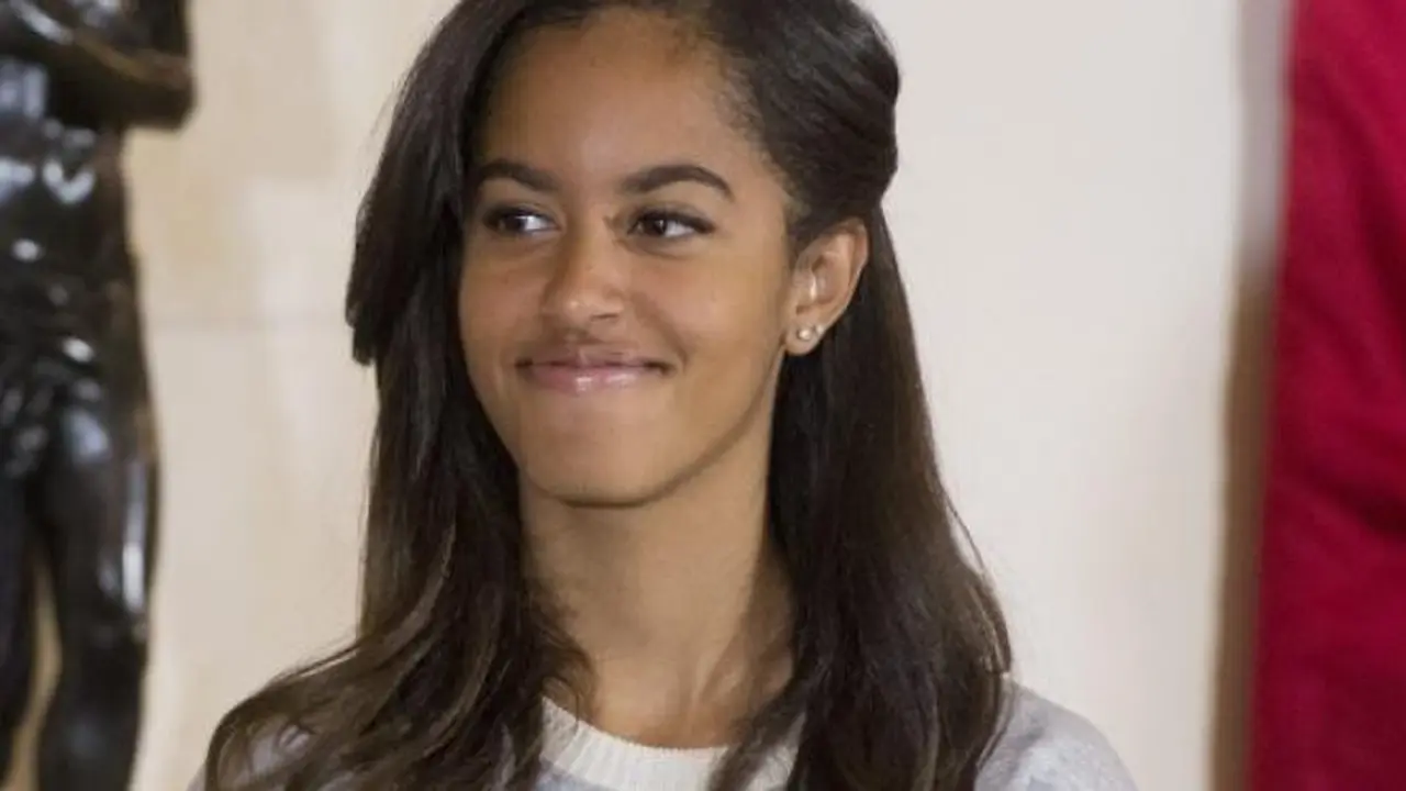 Malia Obama Tampil Keren Saat Hari Pertama Magang