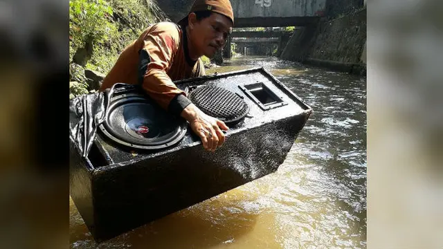 Masih banyak warga kota malah memilih sungai sebagai tempat pembuangan karena dekat dengan rumah.
