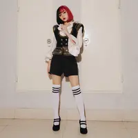 Isyana Sarasvati tampil beda saat manggung di Lexiconcerst Surabaya dengan outfit monokromatik bergaya transisi ala school girl dan princess gothic (Foto: Instagram @isyanasarasvati)