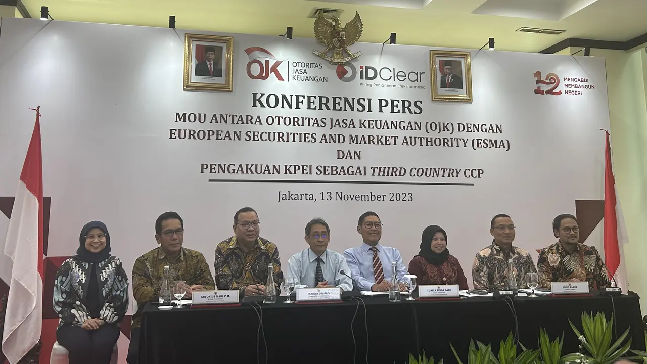 Konferensi pers MoU antara OJK dan European Securities and Market Authority (ESMA) dan KPEI sebagai third country CCP, Senin (13/11/2023). (Foto: Liputan6.com/Elga N)