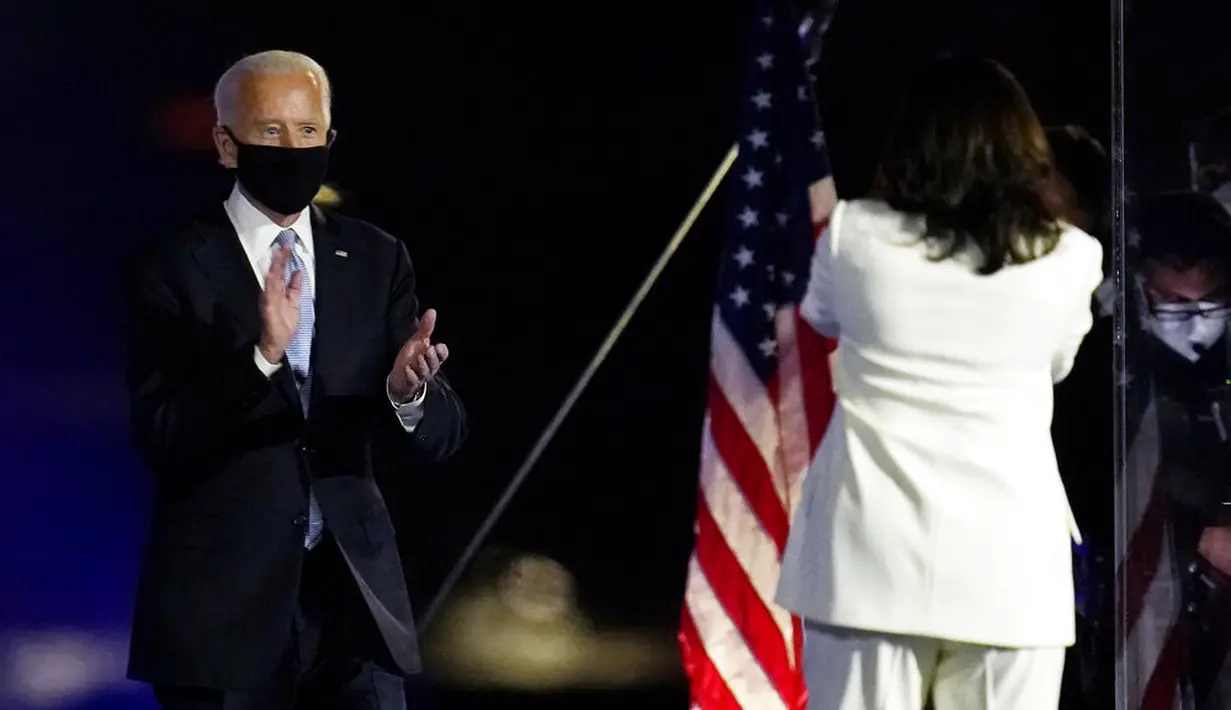 Presiden terpilih Joe Biden disambut Wakil Presiden terpilih Kamala Harris saat menyampaikan pidato kemenangan Pilpres AS 2020 di Wilmington, Delaware, Amerika Serikat, Sabtu (7/11/2020). Joe Biden dan Kamala Harris memenangkan Pilpres AS 2020. (AP Photo/Paul Sancya)