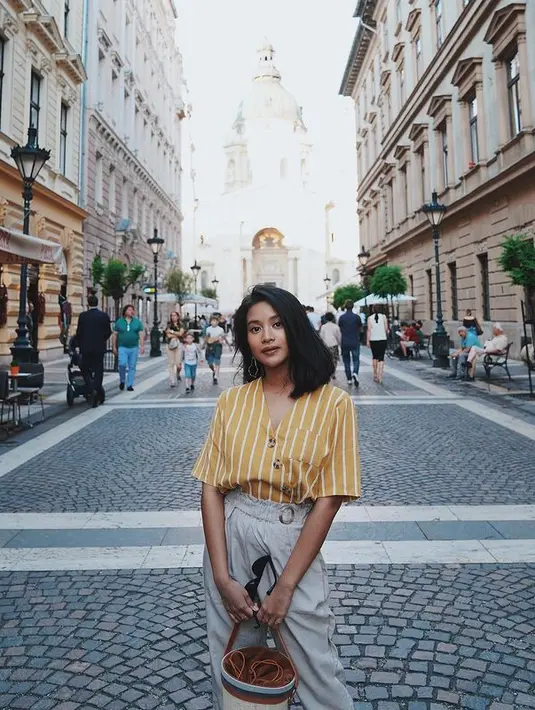 Motif dan warna menjadi hal penting untuk memaksimalkan gaya. Contonya tampilan Adira yang memadukan nuansa warna senada dan motif pada atasan yang dikenakan, memberikan total look yang tampak istimewa. (Foto: Instagram/ Siti Adira Kirana)