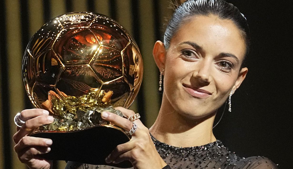 Pemain Timnas Spanyol, Aitana Bonmati mengangkat Ballon d'Or Feminin 2023 pada acara malam penganugerahan di Theatre du Chatelet, Paris, Prancis, Senin (30/10/2023) waktu setempat. Bonmati berhasil mnyabet penghargaan ini setelah membantu Timnas Spanyol menjuarai Piala Dunia Wanita 2023. (AP Photo/Michel Euler)