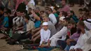 Sejumlah warga Palestina mendengarkan ceramah sebelum melaksanakan salat Idul Fitri 1439 H di Kota Gaza Timur, Jumat (15/6). (AP Photo / Khalil Hamra)
