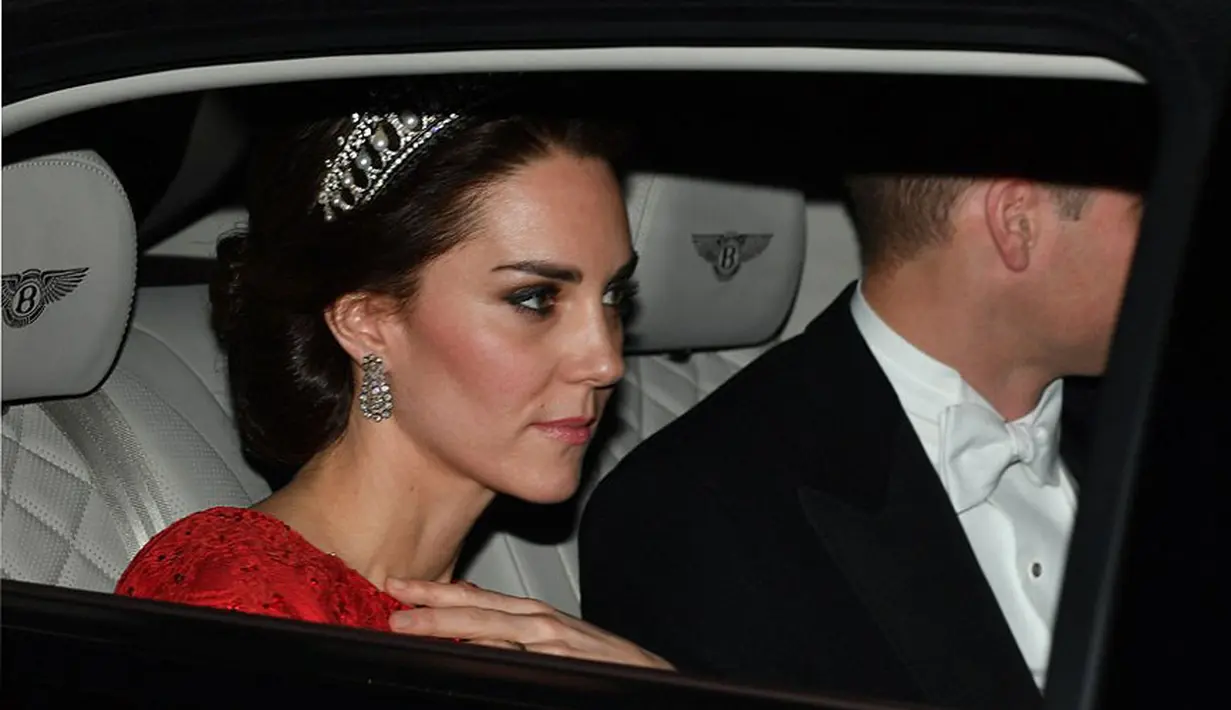 Melansir Dailymail, dengan gaun merahnya Kate juga tampil anggun dengan Tiara yang dikenakannya. Tersiar kabar Tiara itu menjadi favorit Putri Diana selama ini. (doc.dailymail.com)