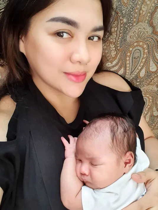 Bulan Februari 2020 kemarin, Vicky melahirkan anak keduanya. Saat ditemui di kawasan Tendean, Jakarta Selatan, belum lama ini, Vicky menceritakan dua jagoan kecilnya yang menjadi hiburannya. (Instagram/vickyshu)