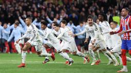 Real Madrid sukses mengalahkan Atletico Madrid lewat drama adu penalti dengan skor 1-0 (2-4) pada laga leg kedua 16 besar Liga Champions 2024/2025. (Thomas COEX/AFP)