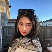 Unggah foto di Instagram, Yoriko Angeline bikin pangling. Disebut berbeda dari biasanya, ada netizen yang menyebut bintang film Dilan 1990 seperti Mahalini. Ada 800 komentar yang dibubuhkan netizen dan rata-rata menyebut jika wajah sahabat Vanesha Prescilla ini berbeda. Pengambilan angle foto, syal yang digunakan, dan rambut yang digerai tentunya memengaruhi hasil foto Yoriko Angeline ini. (Liputan6.com/IG/@yorikooangln_)