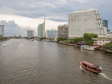 Sejumlah perahu berlayar di Sungai Menam di Bangkok, ibu kota Thailand, pada 7 September 2020. Bangkok memiliki banyak sungai dan kanal yang berliku-liku, sehingga membuat kota tersebut dijuluki "Venesia dari Timur". (Xinhua/Zhang Keren)