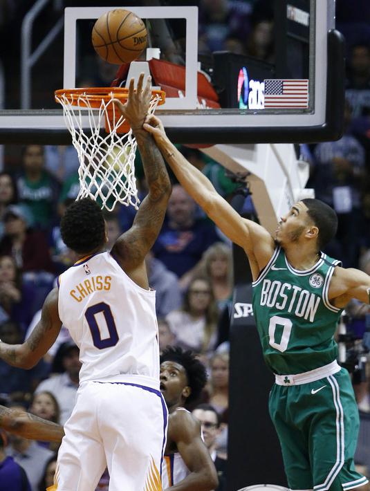 Pebasket Boston Celtics, Jayson Tatum, menghadang pebasket Phoenix Suns, Marquese Chriss, pada laga NBA di Talking Stick Resort Arena, Selasa (27/3/2018). Boston Celtics menang 102-94 atas Phoenix Suns. (AP/Ross D. Franklin)