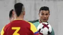Striker Portugal, Cristiano Ronaldo, berusaha melewati pemain Andorra pada laga kualifikasi Piala Dunia 2018 di Stadion Municipal, Sabtu (7/10/2017). Portugal menang 2-0 atas Andorra. (AFP/Pascal Pavani)