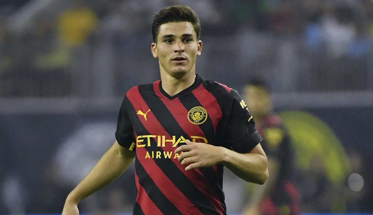Julian Alvarez. Striker Argentina berusia 23 tahun ini baru saja bergabung dengan Manchester City menjelang bergulirnya musim 2022/2023. Sebenarnya ia secara resmi didapatkan The Citizens pada tengah musim 2021/2022 dengan nilai transfer 17 juta euro dari River Plate, namun ia dipinjamkan hingga akhir musim ke klub lamanya tersebut. Mulai musim 2022/2023 ia akan memulai petualangan barunya di Liga Inggris bersama Manchester Biru. Bersama Timnas Argentina ia baru mengoleksi 9 caps dengan torehan 1 gol sejak melakukan debut pada 4 Juni 2021. (AFP/Getty Images/Logan Riely)