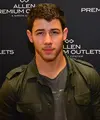 Lama tak terlihat menjalin hubungan kasih paska putus dengan Olivia Culpo di tahun 2015, Nick Jonas terlihat nyaman saat bersama wanita asing di Hawaii, ditengah waktu istirahat syuting film Jumanji. (Instagram/Kyliejenner)