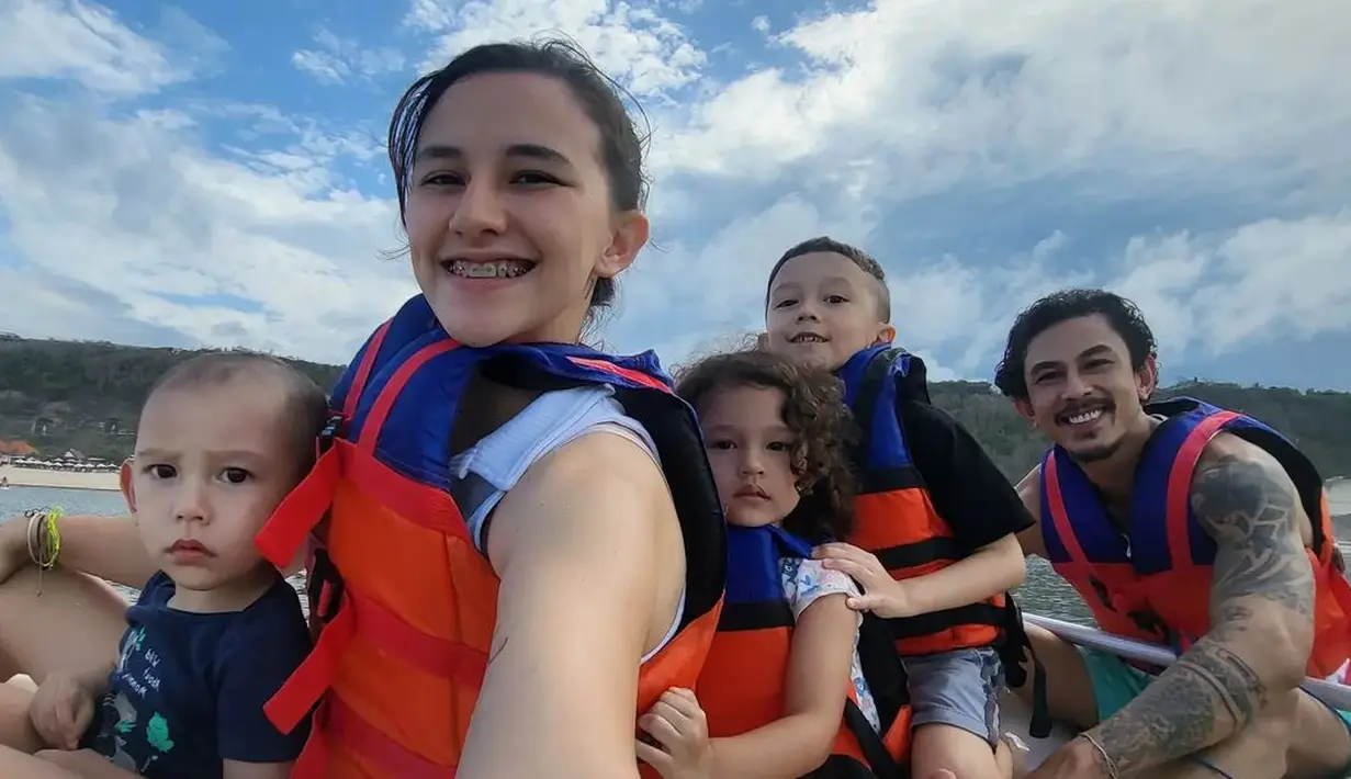 <p>Bisa dibilang buah hati dari Fandy Christian dan Dahlia mempunyai jarak usia berdekatan. Walaupun punya tiga anak kecil, akan tetapi pasangan ini mampu mengurus buah hatinya tanpa bantuan asisten. (Foto: Instagram/dahliachr)</p>