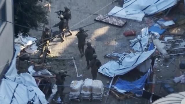 Pasukan Israel di area RS Al-Shifa di Gaza pada Rabu 15 November 2023. (Israel Defense Forces Via AP)