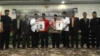 Dua pasangan calon Pilkada Tulungagung, Jawa Timur, usai undian nomor urut (Liputan6.com/Zainul Arifin)