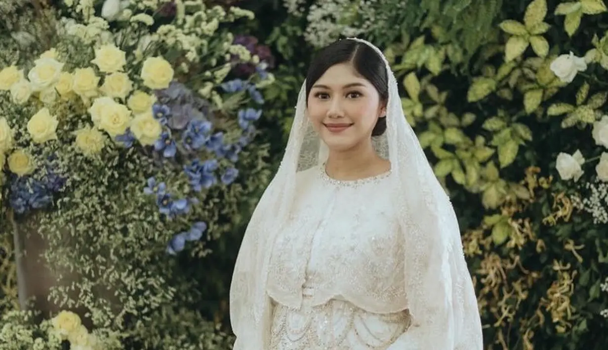 Saat pengajian 4 bulanan, Erina Gudono tampil mengenakan dress beige yang memiliki aksen payet serta dipadukan kerudung organza di atas rambut bergaya updonya.  [@erinagudono]