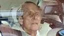 Duke of Edinburgh Pangeran Philip meninggalkan Rumah Sakit Raja Edward VII di pusat kota London pada Selasa (116/3/2021). Suami Ratu Elizabeth II yang berusia 99 tahun tersebut dirawat di rumah sakit pada 16 Februari terkait infeksi dan operasi jantung. (DANIEL LEAL-OLIVAS / AFP)