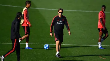 Pelatih Real Madrid, Julen Lopetegui (tengah) melihat pemainnya berlatih di Valdebebas, Spanyol (22/10). Madrid akan bertanding melawan FC Viktoria Plzen pada lanjutan grup G Liga Champions. (AFP Photo/Gabriel Bouys)