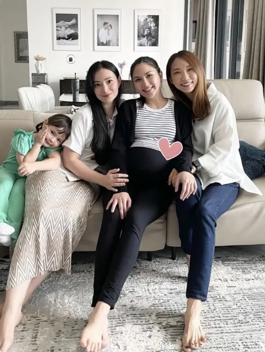 Sebelum melahirkan, Jessica Mila pun melakukan perawatan sederhana yang dilakukan di rumah. Didampingi para sahabat seperti Asmirandah. [@jscmila]