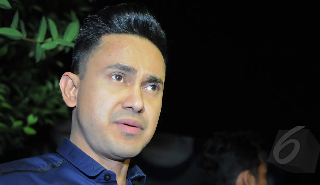 Artis Ramzi berkunjung ke rumah Olga di kawasan Duren Sawit, Jakarta Timur, Jumat (27/3/2015). Sejumlah artis mendatangi rumah Olga setelah mendengar kematian Olga. (Liputan6.com/Faisal R Syam) 