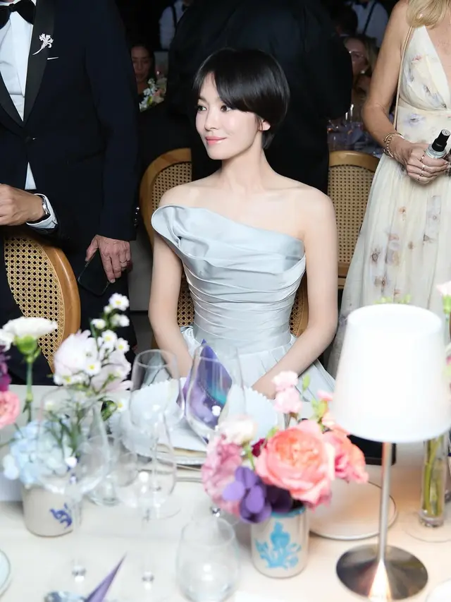 Pesona Memukau Song Hye Kyo ala Cinderella dengan Rambut Bondol, Tampil Effortless Tanpa Perhiasan Mewah