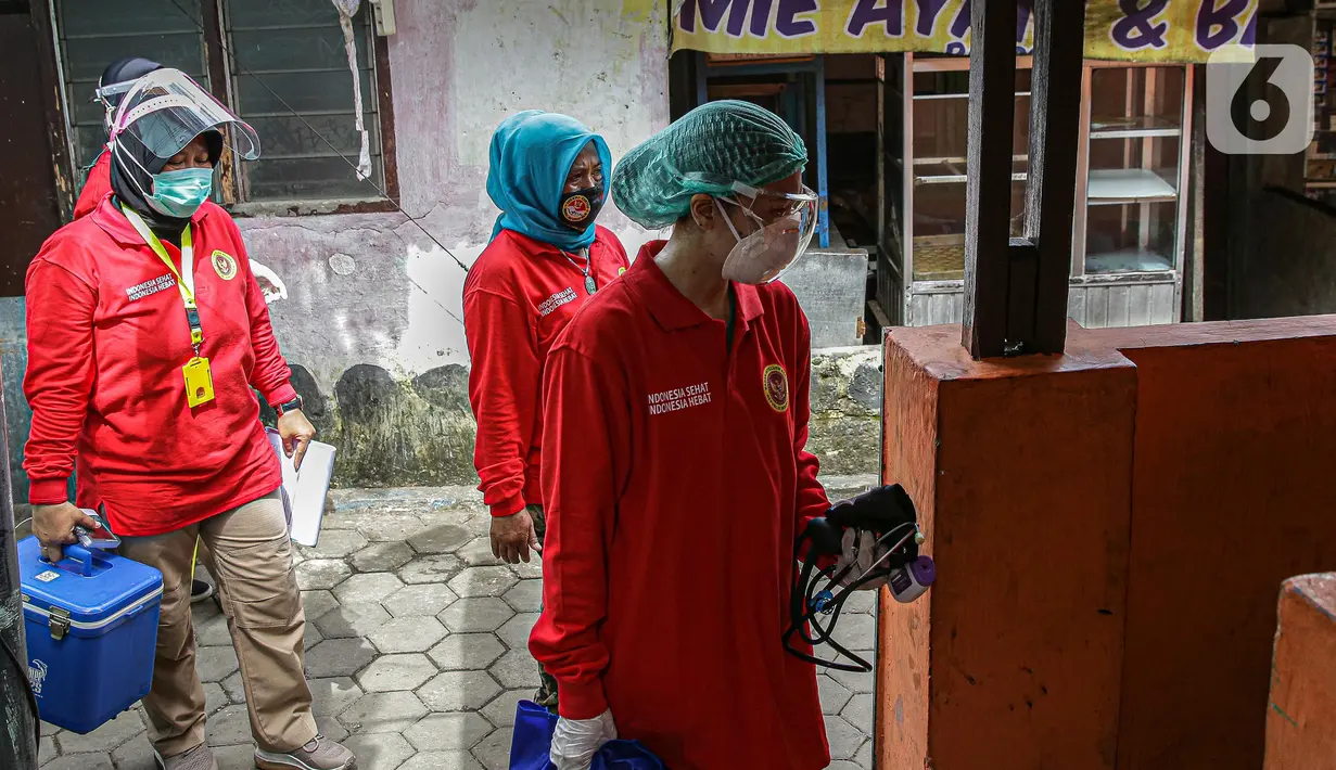 Petugas medis saat melakukan vaksinasi Covid-19 secara door to door di kawasan Bogor, Jawa Barat, Rabu (14/7/2021). Badan Intelijen Negara (BIN) menggelar vaksinasi Covid-19 secara door to door kepada warga di 14 provinsi dan menyasar 19.000 warga. (Liputan6.com/Faizal Fanani)