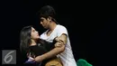 Aktris Prilly Latuconsina dan Aktor Aliando Syarief berlatih serius saat latihan drama musikal di Istora Senayan, Jakarta, Senin (22/8). Prilly dan Aliando akan tampil di HUT SCTV ke-26 pada Rabu (24/8). (Liputan6.com/Herman Zakharia)