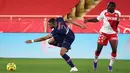 Penyerang PSG, Kylian Mbappe, Berebut bola dengan Gelandang AS Monaco, Youssouf Fofana, pada laga lanjutan Liga Prancis di Stadion Stade Louis II, Sabtu (21/11/2020) dini hari WIB. PSG takluk 2-3 oleh AS Monaco. (AFP/Valery Hache)