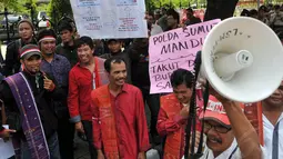 Dalam aksinya, mereka menuntut Mabes Polri segera menangkap Marzuki Alie dan Jhonny Allen, Selasa (29/4/14). (Liputan6.com/Johan Tallo)