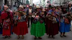 Pemimpin komunitas Andes membawa guci dengan dupa yang terbakar dalam sebuah arak-arakan patung dewa Ekeko di La Paz, Bolivia (23/1). Dewa Ekeko ini merupakan dewa kemakmuran di Bolivia. (AP Photo / Juan Karita)