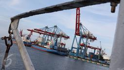 Aktivitas bongkar muat di Pelabuhan Tanjung Priok, Jakarta, Selasa (25/10). Kebijakan ISRM diharapkan dapat meningkatkan efisiensi pelayanan dan efektifitas pengawasan dalam proses ekspor-impor. (Liputan6.com/Immaniel Antonius)