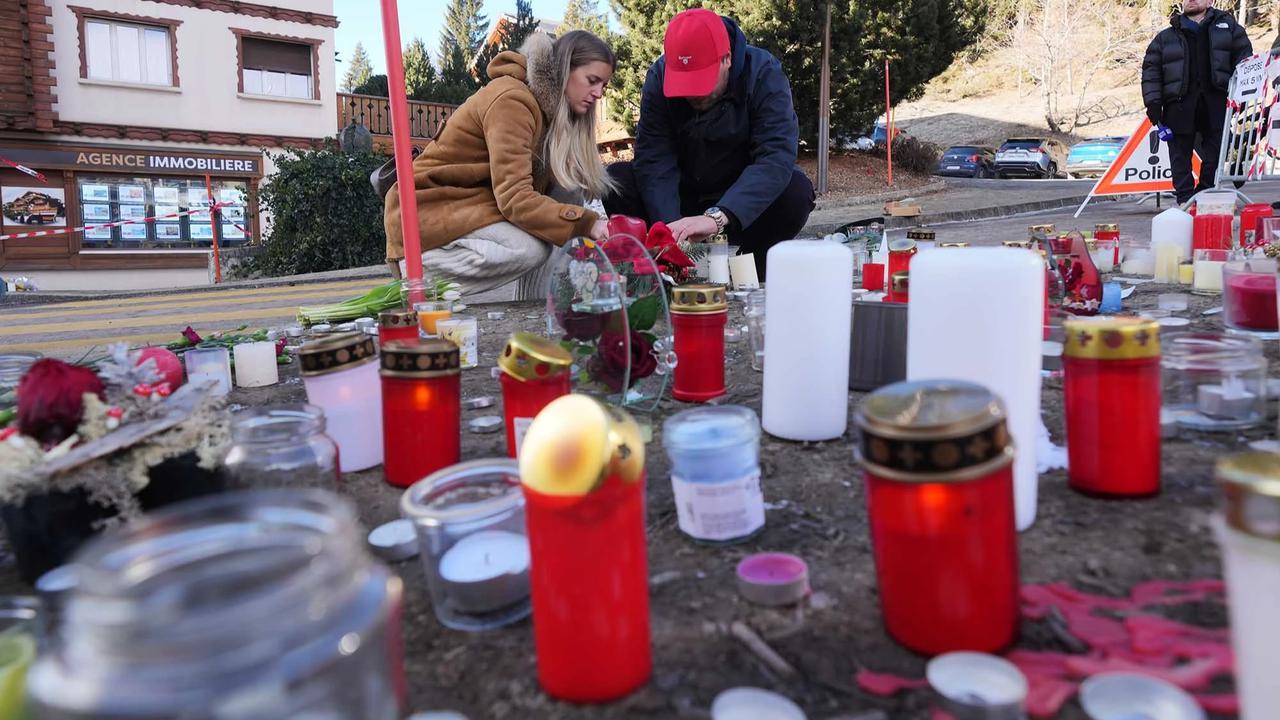 FOTO: Warga Berdoa dan Letakkan Karangan Bunga di Lokasi Kebakaran Crans Montana Swiss