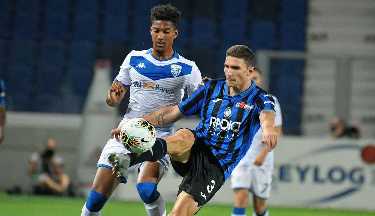 Bek Atalanta, Mattia Caldara mengontrol bola dari kawalan penyerang Brescia, Florian Aye  pada pertandingan lanjutan Liga Serie A Italia di Stadion Gewiss di Bergamo, Italia (14/7/2020). Atalanta naik ke peringkat dua klasemen sementara Liga Italia dengan 70 poin. (Gianluca Checchi/LaPresse via AP)