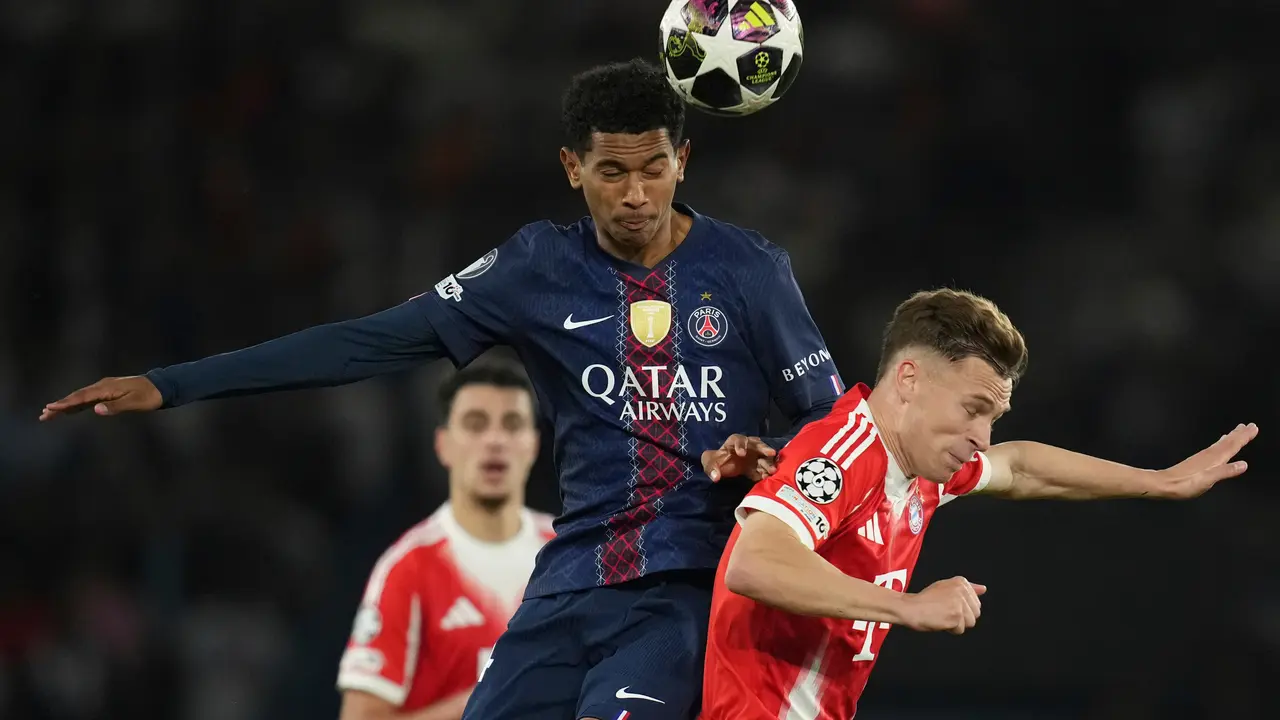 Duel Senny Mayulu dengan Joshua Kimmich di leg pertama semifinal Liga Champions antara PSG vs Bayern Munchen di Parc des Princes, Rabu (29/4/2026) dini hari WIB.