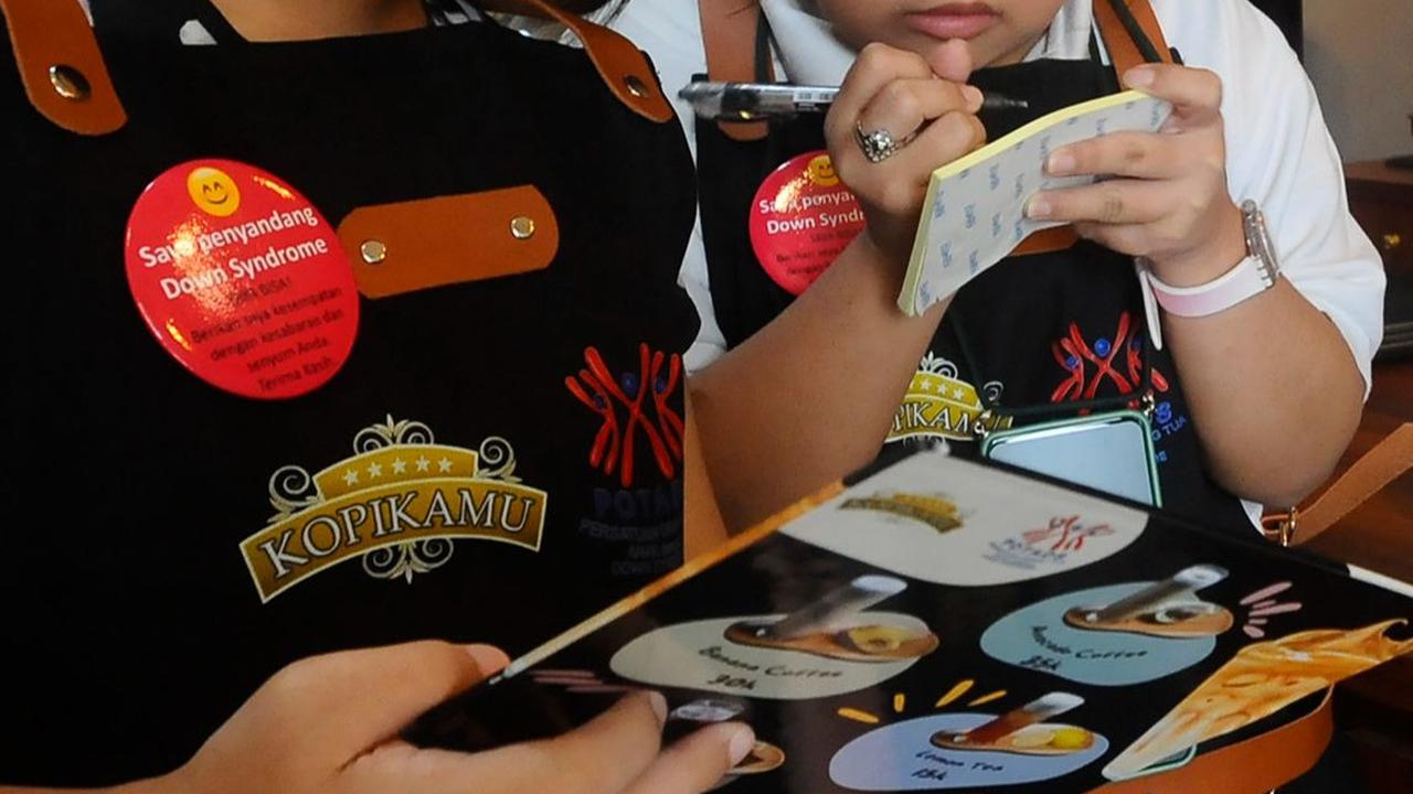 Sedikitnya terdapat tujuh penyandang down syndrom yang bekerja sebagai barista dan pramusaji di coffee shop Kopi Kamu.