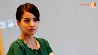 Bagi-bagi THR, Tya Ariestya Ajarkan Nilai Berbagi Bagi Anak-anak