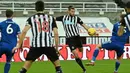 Striker Newcastle United, Andy Carroll (tengah) melepaskan tendangan yang berbuah gol ke gawang Leicester City dalam laga lanjutan Liga Inggris 2020/21 pekan ke-17 di St James' Park, Minggu (3/1/2021). Newcastle United kalah 1-2 dari Leicester City. (AFP/Paul Ellis/Pool)