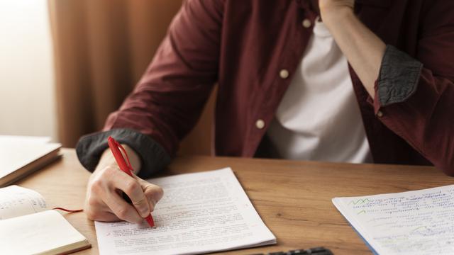 Ilustrasi menulis, kalimat, paragraf