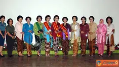 Citizen6, Jakarta: Seluruh peserta berfoto bersama dengan Kolonel Kes Drg. Fauziah Dyah selaku Ketua Panitia Apel bersama Wanita TNI. (Pengirim: Badarudin Bakri Badar)