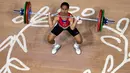 <p>Atlet angkat besi Indonesia, Raema Lisa Rumbewas, bertanding di kelas di bawah 53 kg putri pada Olimpiade di Athena 15 Agustus 2004. Rumbewas meraih perak, sementara juara dunia bertahan Udomporn Polsak dari Thailand membawa pulang emas dan Mabel Mosquera dari Kolombia meraih perunggu. (JOEL SAGET/AFP)</p>