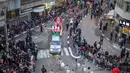 Umat Kristen Arab Israel merayakan parade Natal tahunan di Nazareth, Israel, Jumat (24/12/2021). (AP Photo/Ariel Schalit)