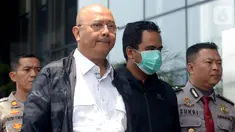 Wali Kota Medan Dzulmi Eldin (kiri) tiba untuk menjalani pemeriksaan di gedung KPK, Jakarta, Rabu (16/10/2019). Wali Kota Medan terjaring Operasi Tangkap Tangan (OTT) KPK bersama dengan enam orang lainnya dan uang lebih dari Rp200 juta. (merdeka.com/Imam Buhori)