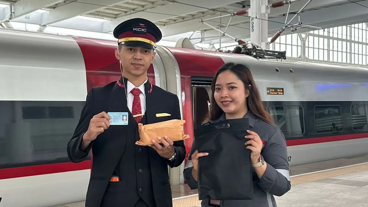 Petugas kereta Whoosh mengembalikan uang penumpang Rp50 juta yang tertinggal